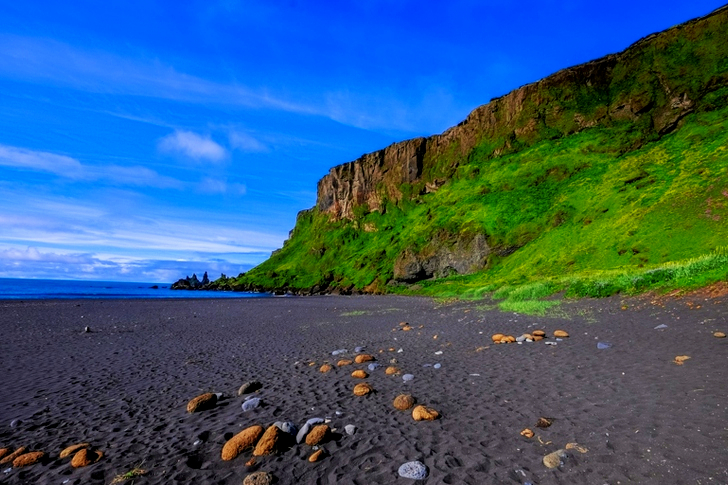 Rivage près de la montagne