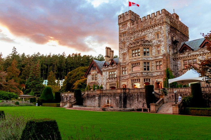 Steinschloss mit grünem Gras Vorgarten