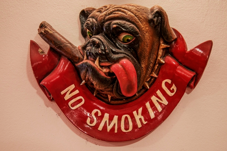 Panneau d'interdiction de fumer fixé au mur