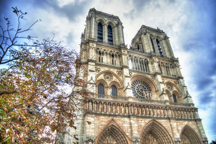 대성당의 낮은 각도 샷