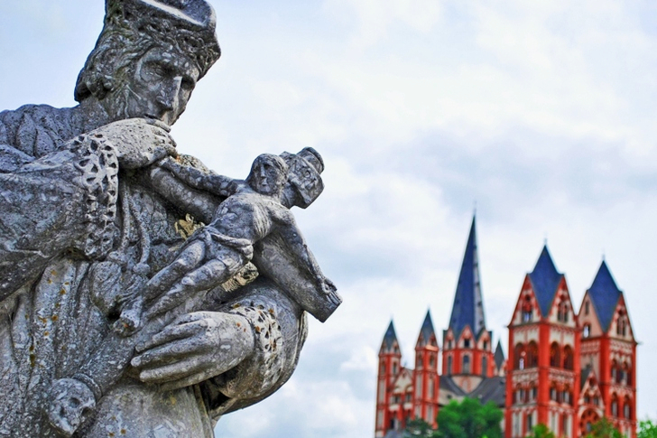 십자가에 매달린 남자를 안고 있는 회색 동상