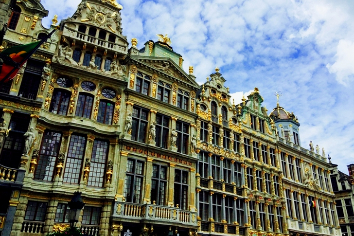 Žlutá a bílá betonová výšková budova