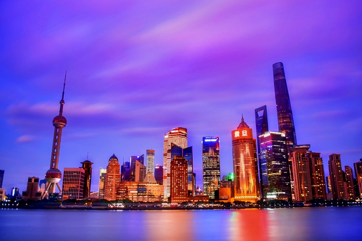 Edifícios iluminados ao anoitecer