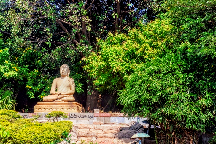 تمثال غوتاما بوذا في اليابان