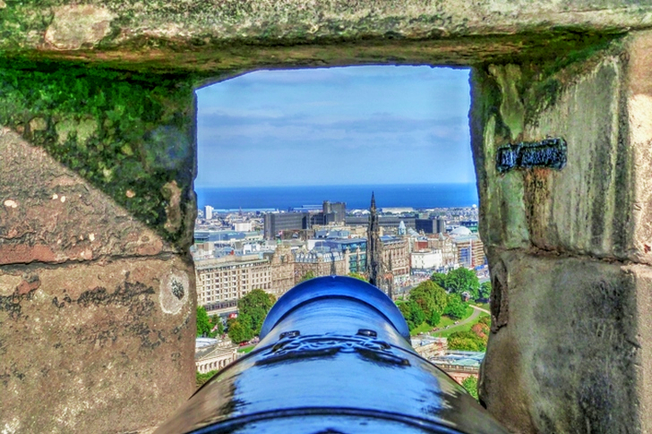 Selective Focus of Cannon and Buildings