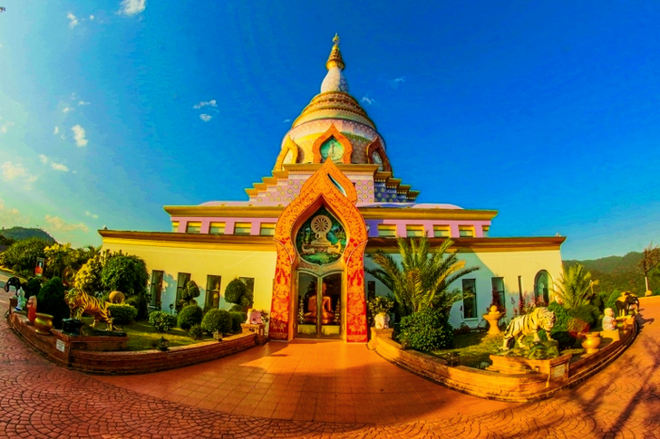 푸른 구름 배경의 흰색 불교 사원