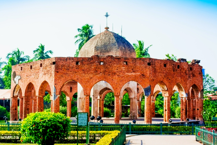 Brauner Betontempel tagsüber