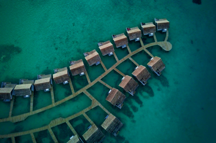 كابينة ذات منظر علوي على مسطح مائي