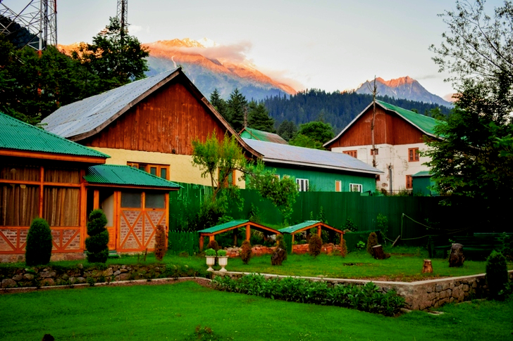 Braunes und weißes Rasthaus