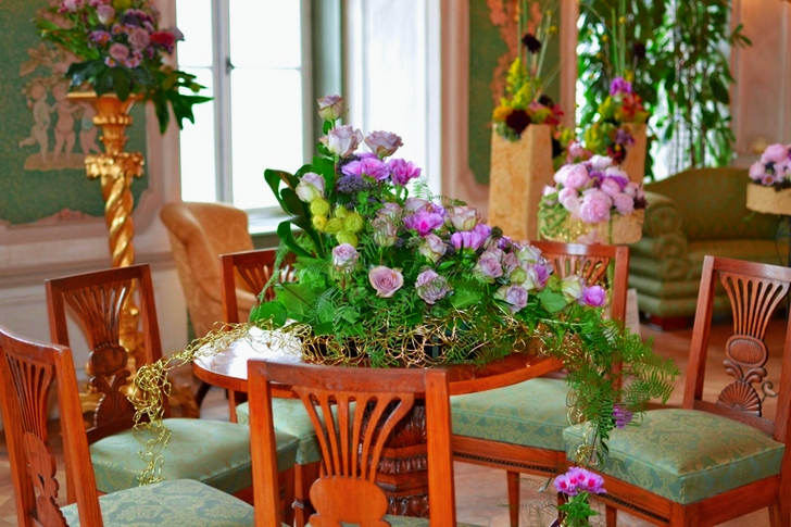 Paarse bloemblaadjes op bruine tafel