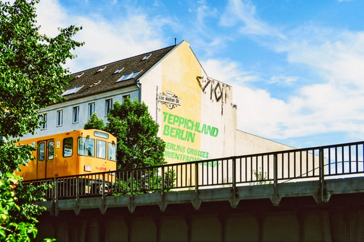 Gult tog ved siden af ​​Teppichland Berun-bygningen