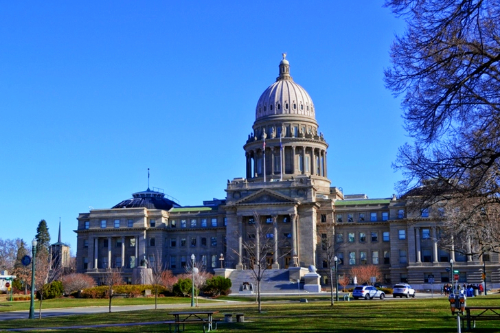 회색 콘크리트 건물