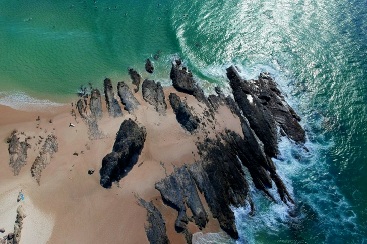 Plage de sable blanc aérienne pendant la journée
