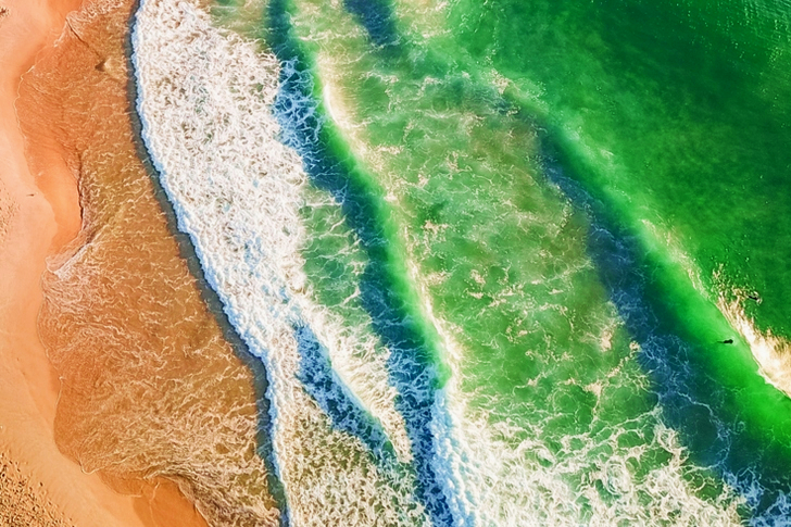 Ocean Wave and Shore during Day