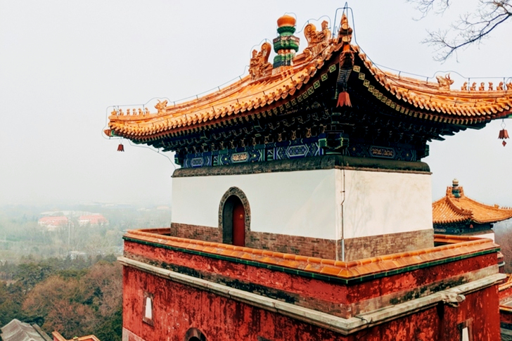 Hnedá a sivá betónová budova