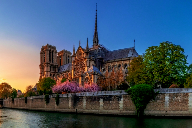 Braunes Schloss am Fluss