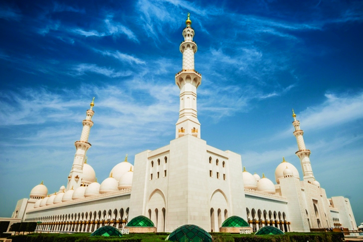 푸른 하늘 아래 흰색으로 칠해진 건물들