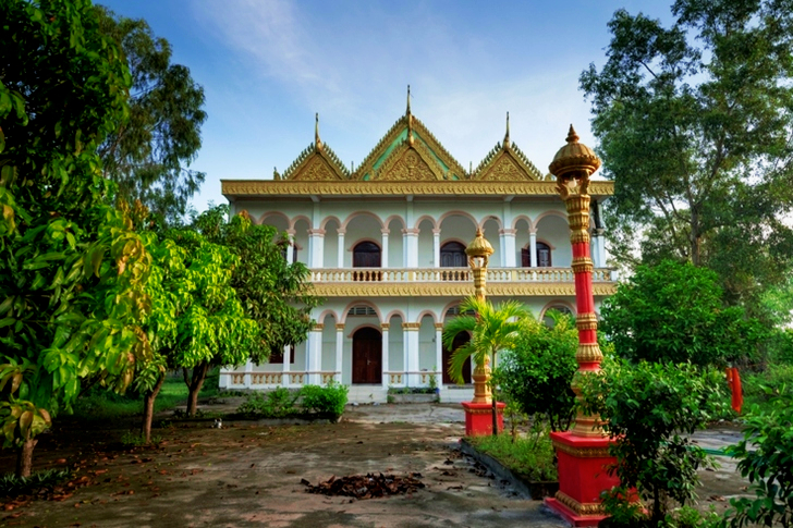 Weiß und braun bemalter Tempel