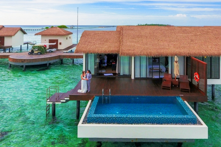 Pár stojaci na Maldivskej chate