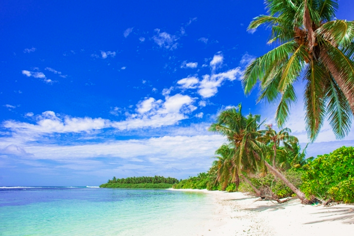 Plage sous des nuages ​​blancs et bleus