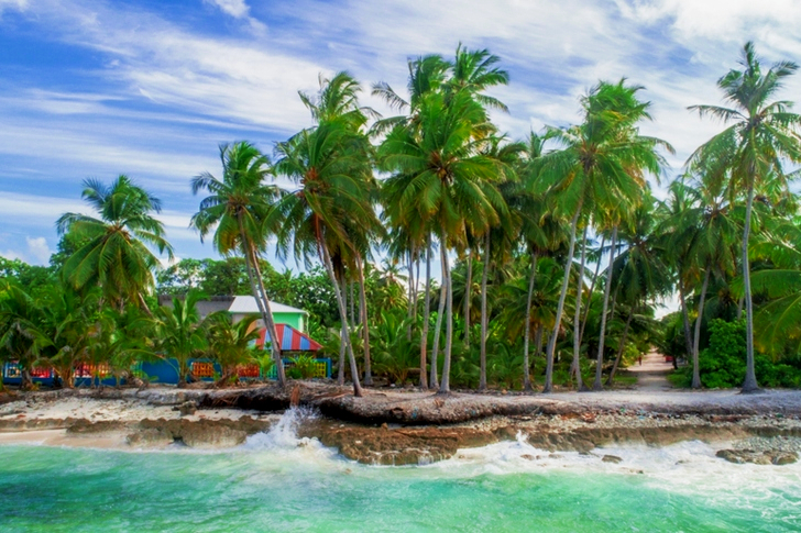 Landskapsstrand under blå himmel