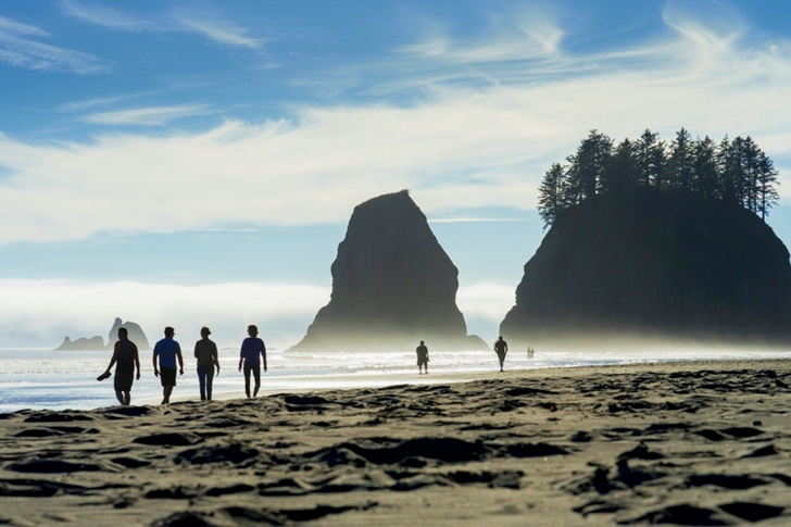 الناس يمشون على شاطئ البحر