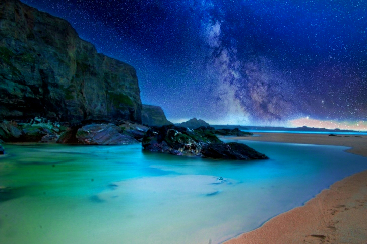 Beautiful Beach and Peaceful Ocean Waves
