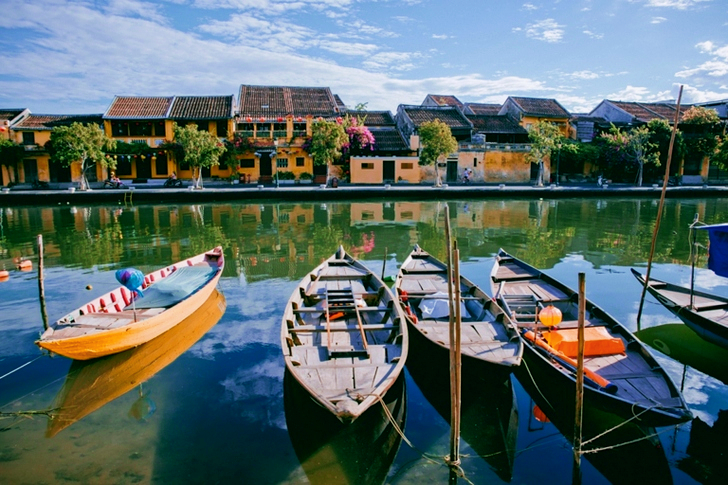 Fortøjede både på floden