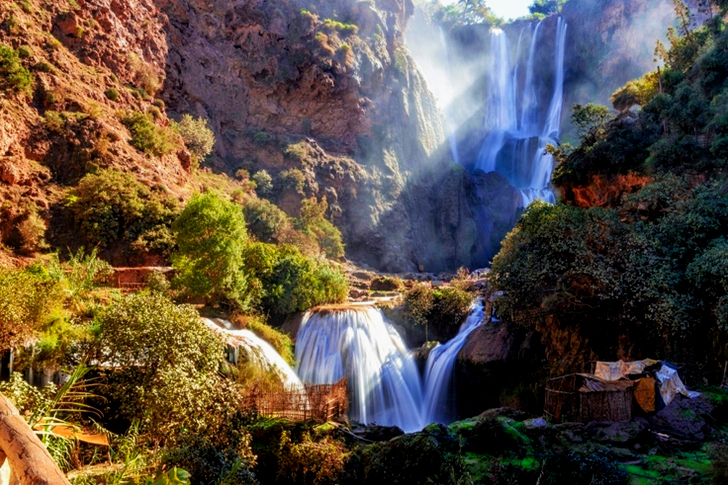 Paysage en accéléré avec cascades et arbres